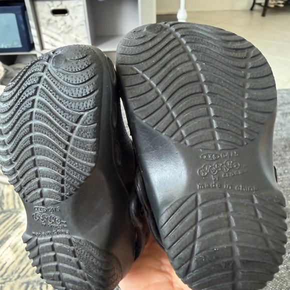 EUC Jibbitz by CROCS Kids Black Water Shoes XXS C4/5 Baby UNISEX - Picture 6 of 16